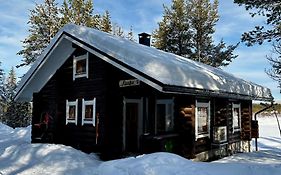 Ruska 2, Yllaes, Aekaeslompolo, Lapland - Log Cabin With Lake And Fell Scenery